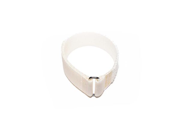 KVNR6801_min - Speedtech International A SPEEDWRAP® High Temp Cinch Strap with a metal buckle is displayed in a circular shape on a plain white background.